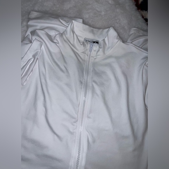 6/$15 Bundle Sale: EUC Fashion Nova White Baby Got Back Raunched Butt Romper - Picture 4 of 7